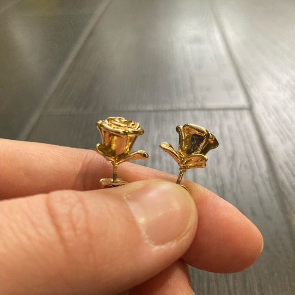 Gold pleated Rose earring - Picture 3 of 4